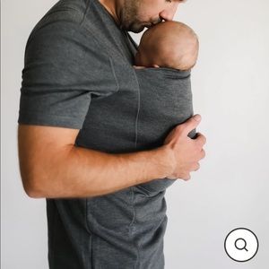 Lalabu- mens baby carrier t-shirt.